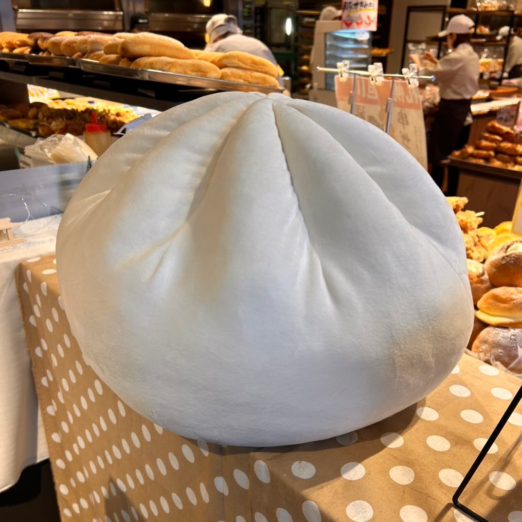 こんにちは☃️
本日で今年の営業は最後となります🍞✨
8月にオープンしてから、たくさんのお客様にご来店いただき、本当にありがとうございます😌

これからも美味しいパンと、ほっと温かい気持ちを
1人でも多くの方にお届けできるよう
スタッフ一同、笑顔でお待ちしております☺️☺️

来年もどうぞよろしくお願いいたします🎍❕
⁡
 #コロコロ #旭川パン